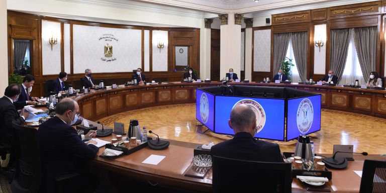 اجتماع الوفد الفرنسي في مقر الحكومة المصرية رئيس الحكومة المصرية ووزير الاقتصاد الفرنسي