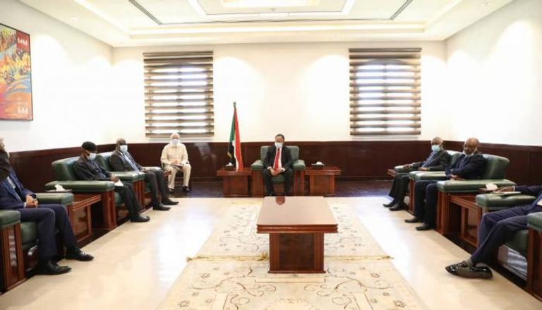 حمدوك خلال استقباله وفد مفوضية الاتحاد الإفريقي