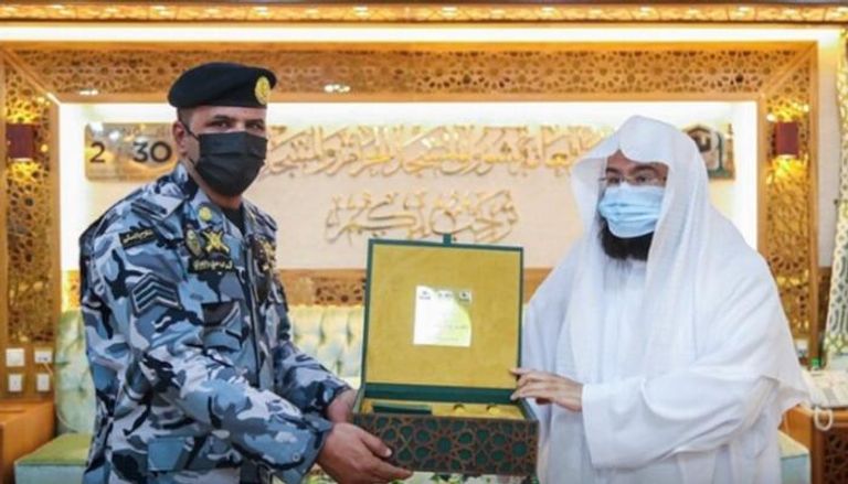 الشيخ عبدالرحمن بن عبدالعزيز السديس يكرم رجل الأمن