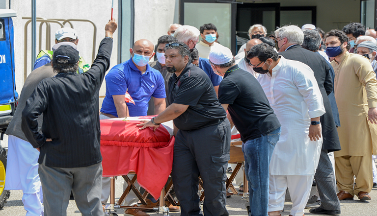 جانب من تشييع جثامين العائلة المسلمة