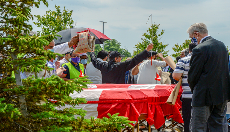 جانب من تشييع جثامين العائلة المسلمة