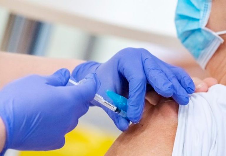 تطعيم كورونا يحمي غير الملقحين