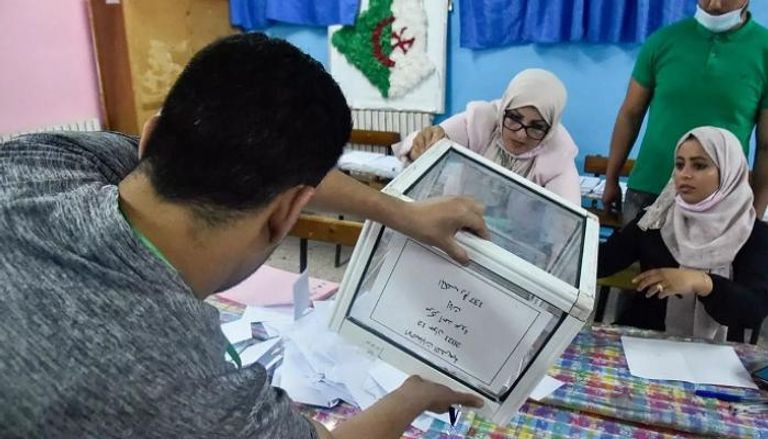 فرز الأصوات بعد إغلاق صناديق الاقتراع في انتخابات الجزائر