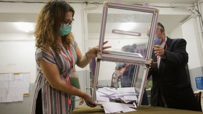 عملية فرز الأصوات بعد إغلاق صناديق اقتراع الانتخابات البرلمانية في الجزائر فرز الأصوات بعد إغلاق صناديق الاقتراع في انتخابات الجزائر