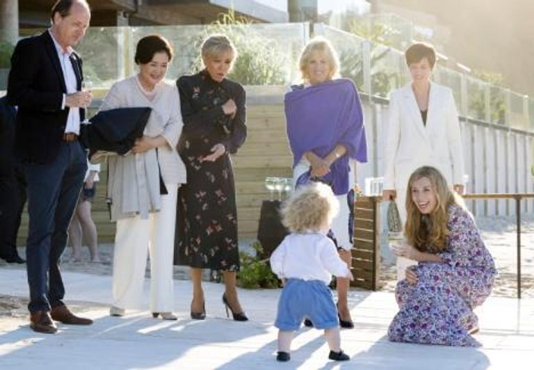 زوجة بايدن وزوجة جونسون والطفل ويلفريد