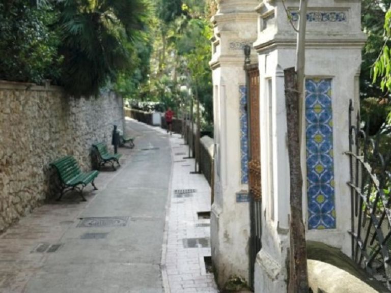 أبو الهول المصري يطل على هذا المنظر البديع من شرفة فيلا سان ميشيل