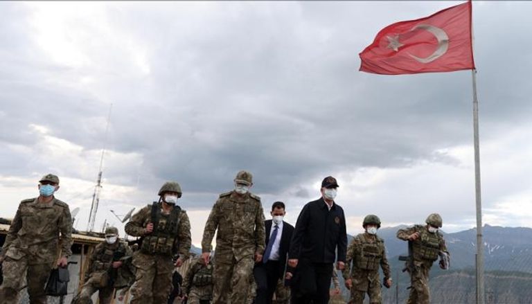وزير الدفاع التركي متسللاً في شمال العراق