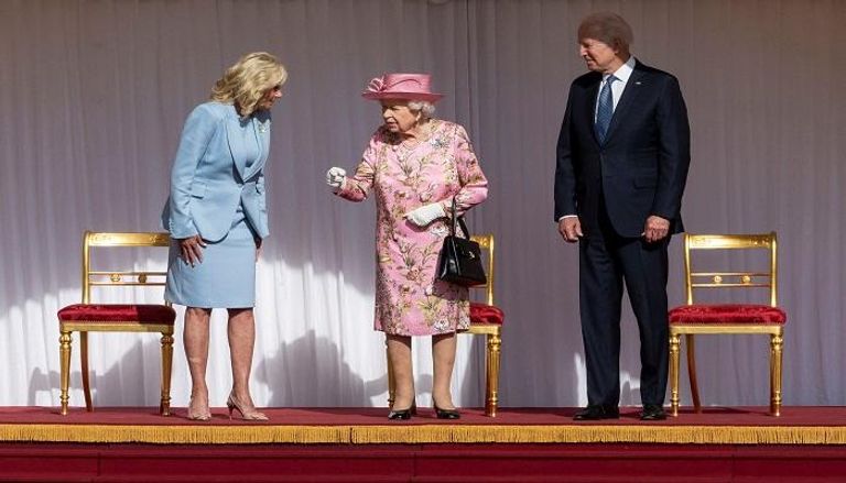 الملكة اليزابيث تستقبل الرئيس الأمريكي وزوجته 