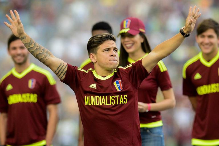 يفرسون سوتيلدو لاعب فنزويلا ليونيل ميسي قائد منتخب الأرجنتين