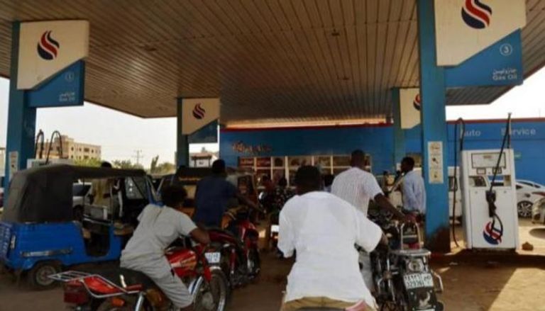 سودانيون في محطة توزيع وقود - أرشيفية