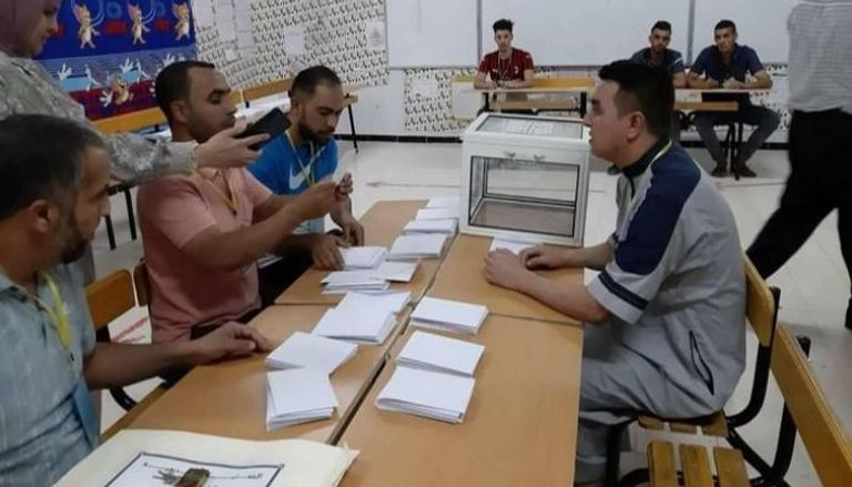 عملية فرز الأصوات في الانتخابات التشريعية الجزائرية