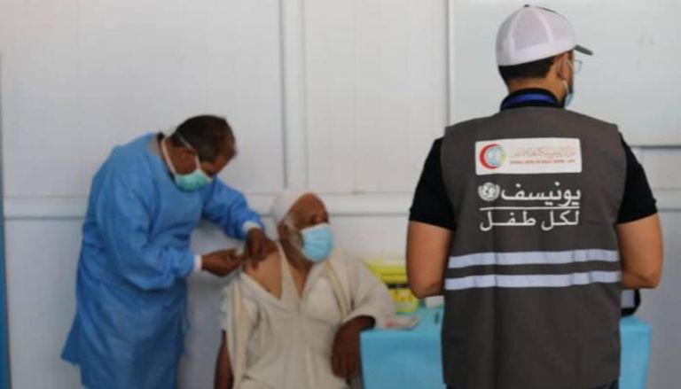 مواطن يتلقى جرعة من لقاح كورونا بأحد مستشفيات ليبيا (أرشيفية)