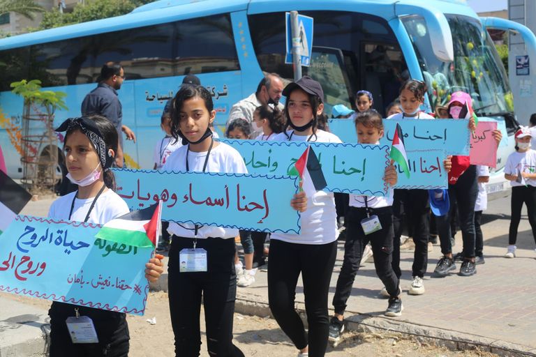 أطفال غزة يحملون الطائرات الورقية