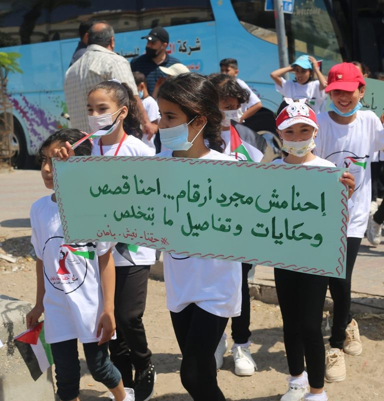 أطفال غزة يحملون الطائرات الورقية