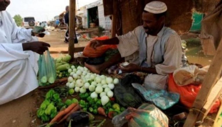 أحد الأسواق في السودان - رويترز