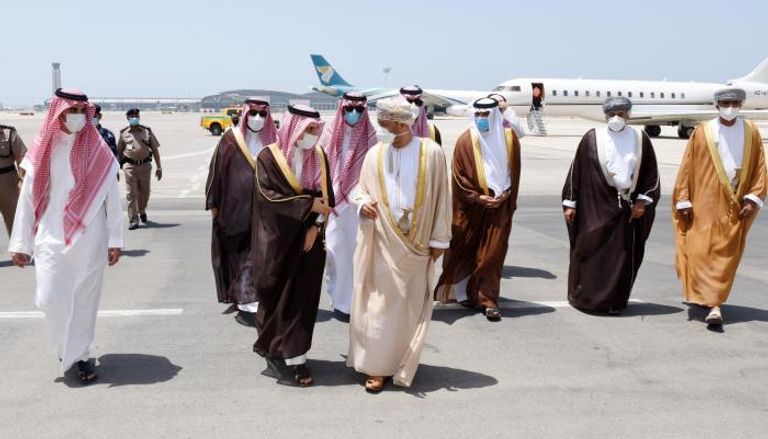 وزير الخارجية العماني في استقبال نظيره السعودي