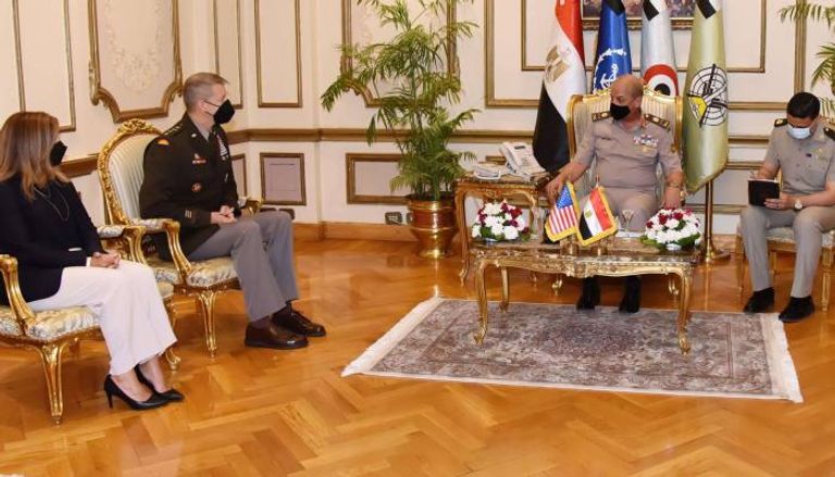 جانب من لقاء وزير الدفاع المصري وقائد الحرس الأمريكي