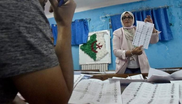 عملية فرز الأصوات في الانتخابات التشريعية الجزائرية بأحد مكاتب الاقتراع