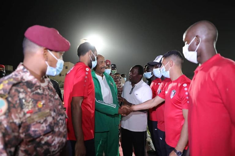 الفريق أول عبدالفتاح البرهان مع عناصر من منتخب السودان