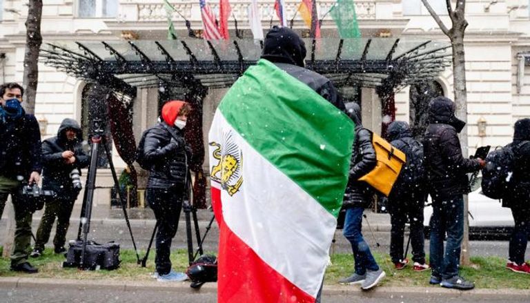 ناشط إيراني معارض أمام مقر انعقاد مفاوضات فيينا 