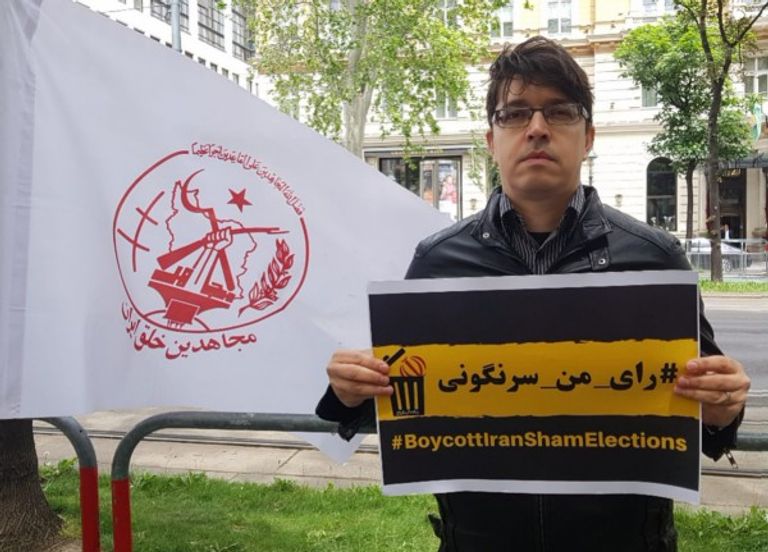 ناشط إيراني معارض أمام مقر انعقاد مفاوضات فيينا