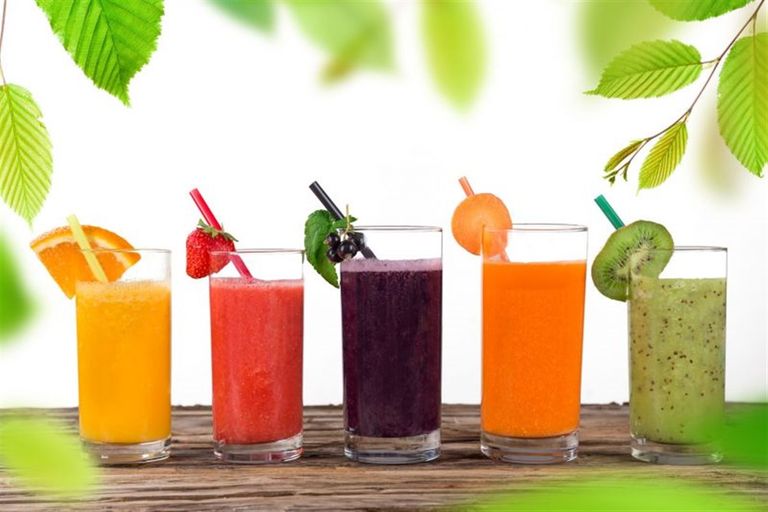 حجاج بيت الله أثناء أداء الصلاة في المسجد الحرام