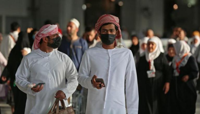 شاب يرتدي كمامة للوقاية من فيروس كورونا في السعودية