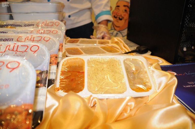 من الوجبات الجاهزة للحجاج المواسم السابقة حجاج بيت الله يؤدون الفريضة خلال جائحة كورونا