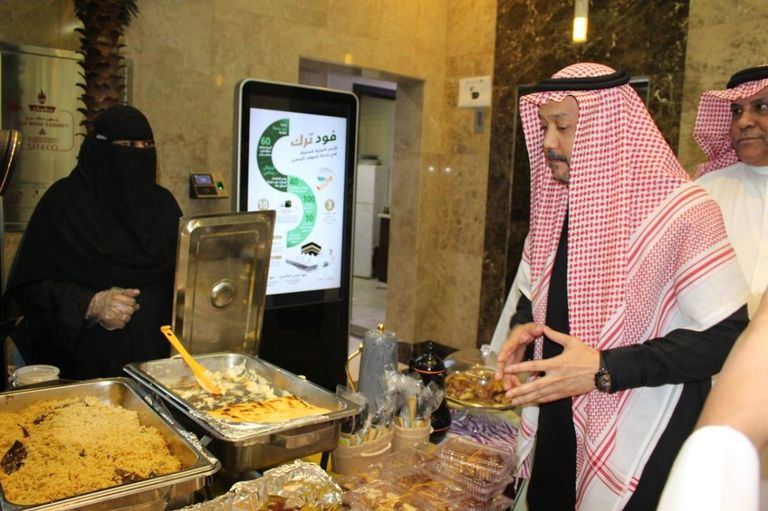 وجبات الحجاج التي تعد بمواصفات عالية الجودة وتراعي حاجتهم الصحية حجاج بيت الله يؤدون الفريضة خلال جائحة كورونا