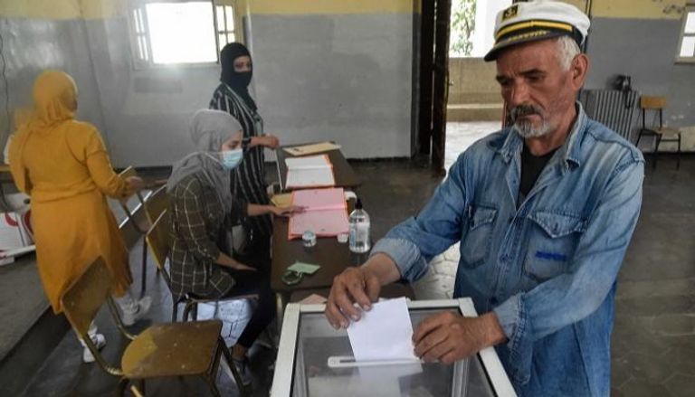 جزائري يدلي بصوته في الانتخابات البرلمانية
