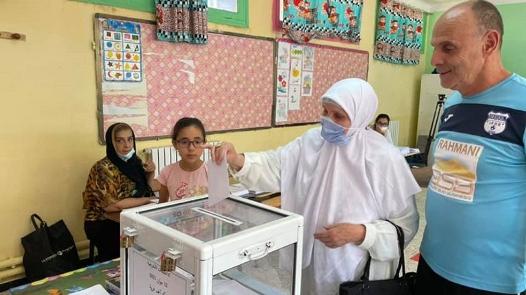 تصويت جزائريين في الانتخابات التشريعية