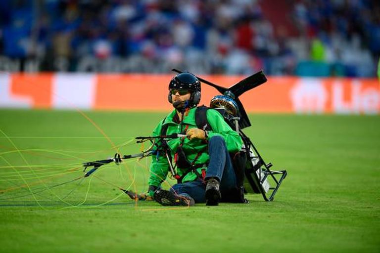 هبوط بالمظلة بملعب أليانز أرينا