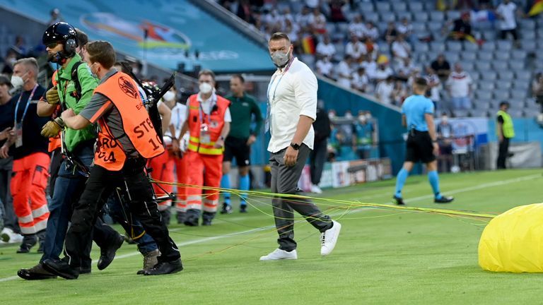 هبوط بالمظلة بملعب أليانز أرينا