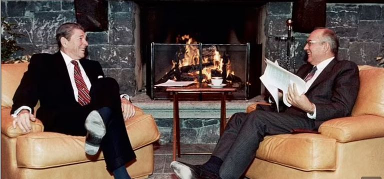 من الأعلى بايدن وبوتين ثم رونالد ريجان وميخائيل جورباتشوف