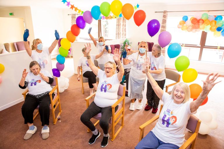 الطفلة هيذر برايسون أثناء صف اللياقة البدنية على الإنترنت