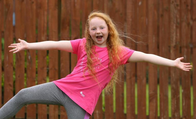 الطفلة هيذر برايسون أثناء صف اللياقة البدنية على الإنترنت