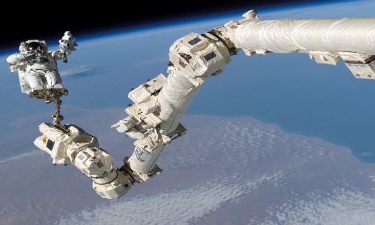 العمل بالبزة الفضائية صعب للغاية - أرشيفية