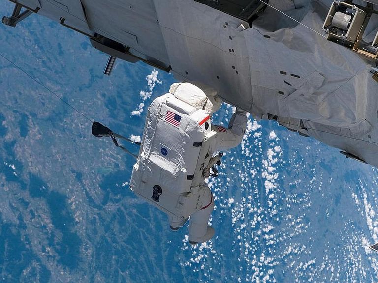 العمل بالبزة الفضائية صعب للغاية - أرشيفية