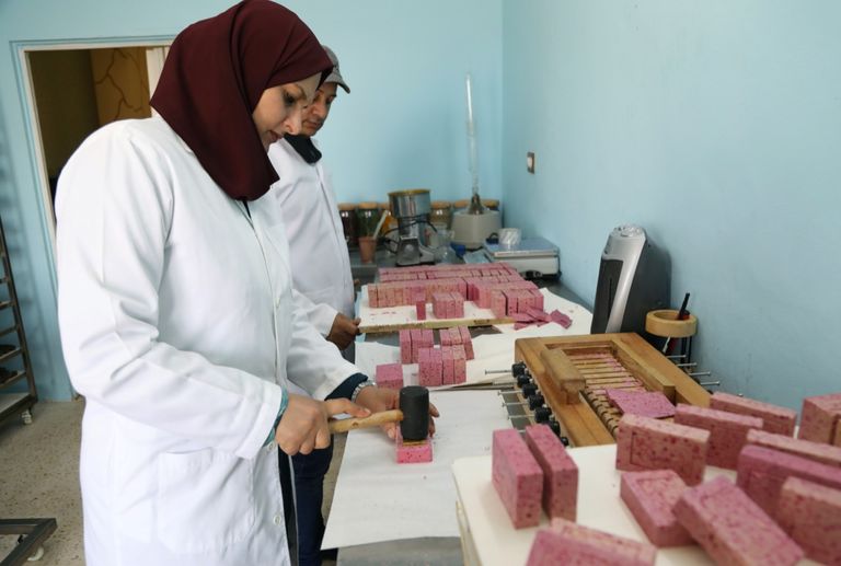 لارا الطيطي تستخدم حليب الإبل في صناعة الصابون