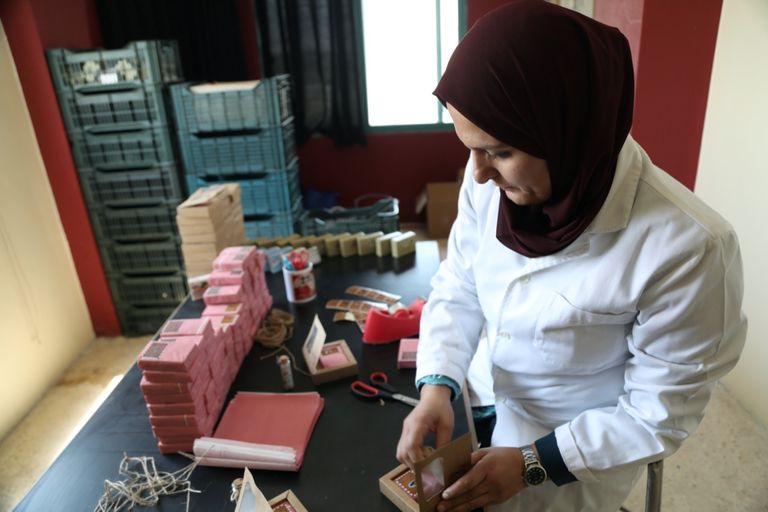 لارا الطيطي تستخدم حليب الإبل في صناعة الصابون