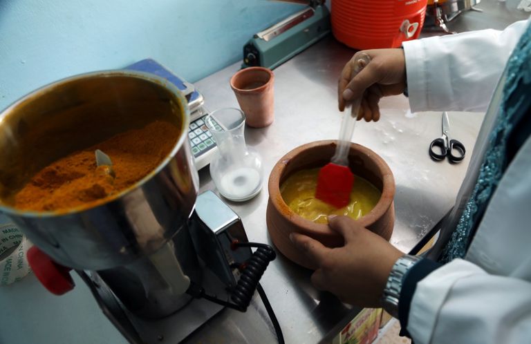 لارا الطيطي تستخدم حليب الإبل في صناعة الصابون