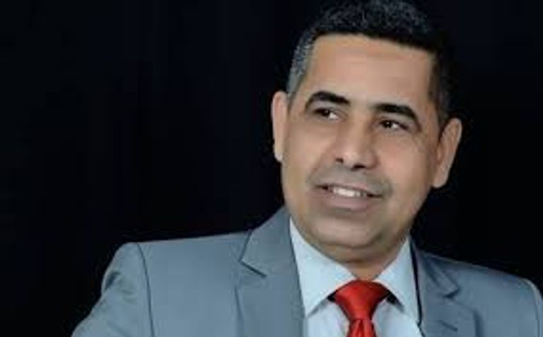 متظاهرون يرفعون صور صحفيين اغتيلوا مطلع العام الماضي