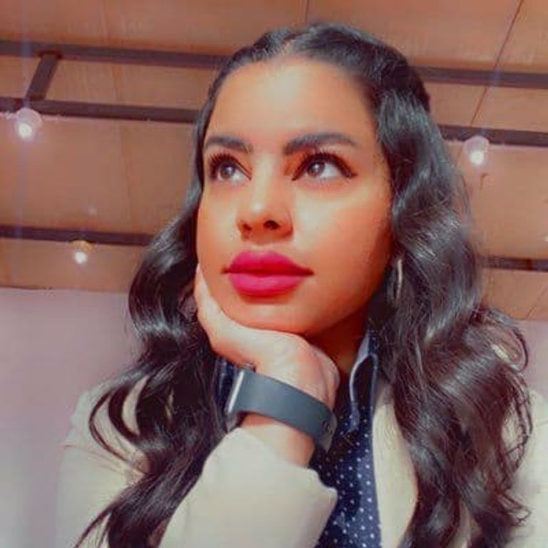 متظاهرون يرفعون صور صحفيين اغتيلوا مطلع العام الماضي