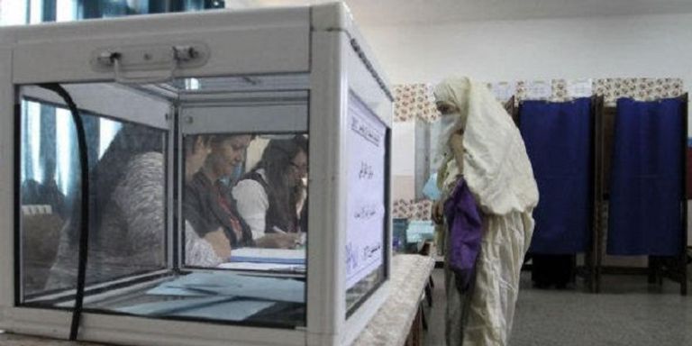 سيدة جزائرية تدلي بصوتها الانتخابي - أرشيفية