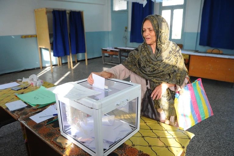 سيدة جزائرية تدلي بصوتها الانتخابي - أرشيفية