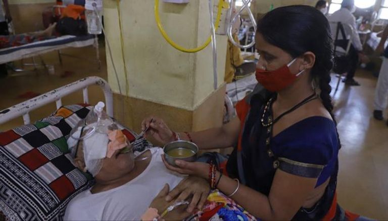 مريض بالفطر الأسود المميت يتناول الطعام في إحدى مستشفيات الهند  حالة مصابة بالفطر الأسود في الهند