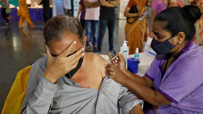 تطعيمات فيروس كورونا