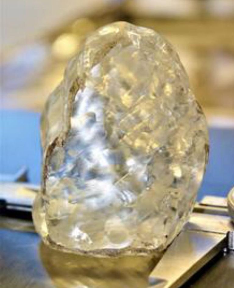 قطعة الألماس وزنها 1098 قيراطا