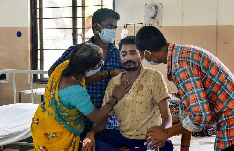مصاب بفيروس كورونا المستجد يتلقى العلاج في إحدى مستشفيات الهند سيدة مصابة بأعراض كورونا الشديدة