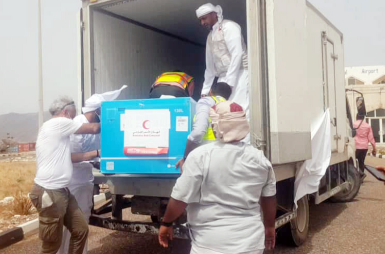 الإمارات ترسل لقاحات كورونا إلى سقطرى اليمنية
